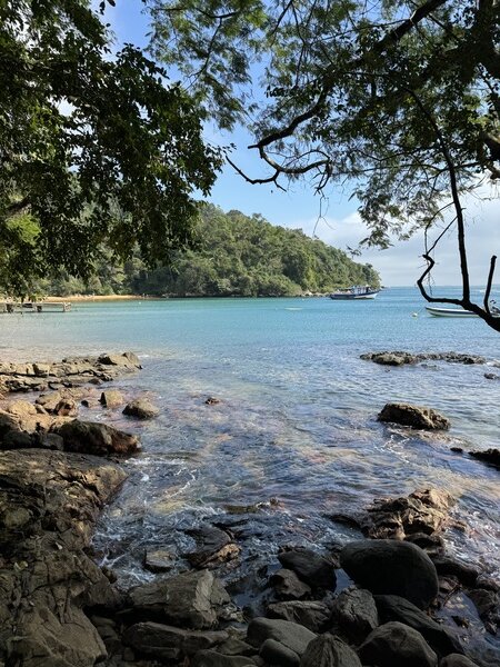 Mar da praia de Araçatibinha vista da trilha