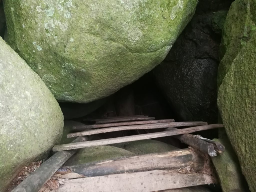 Entrada da Gruta do Acaiá